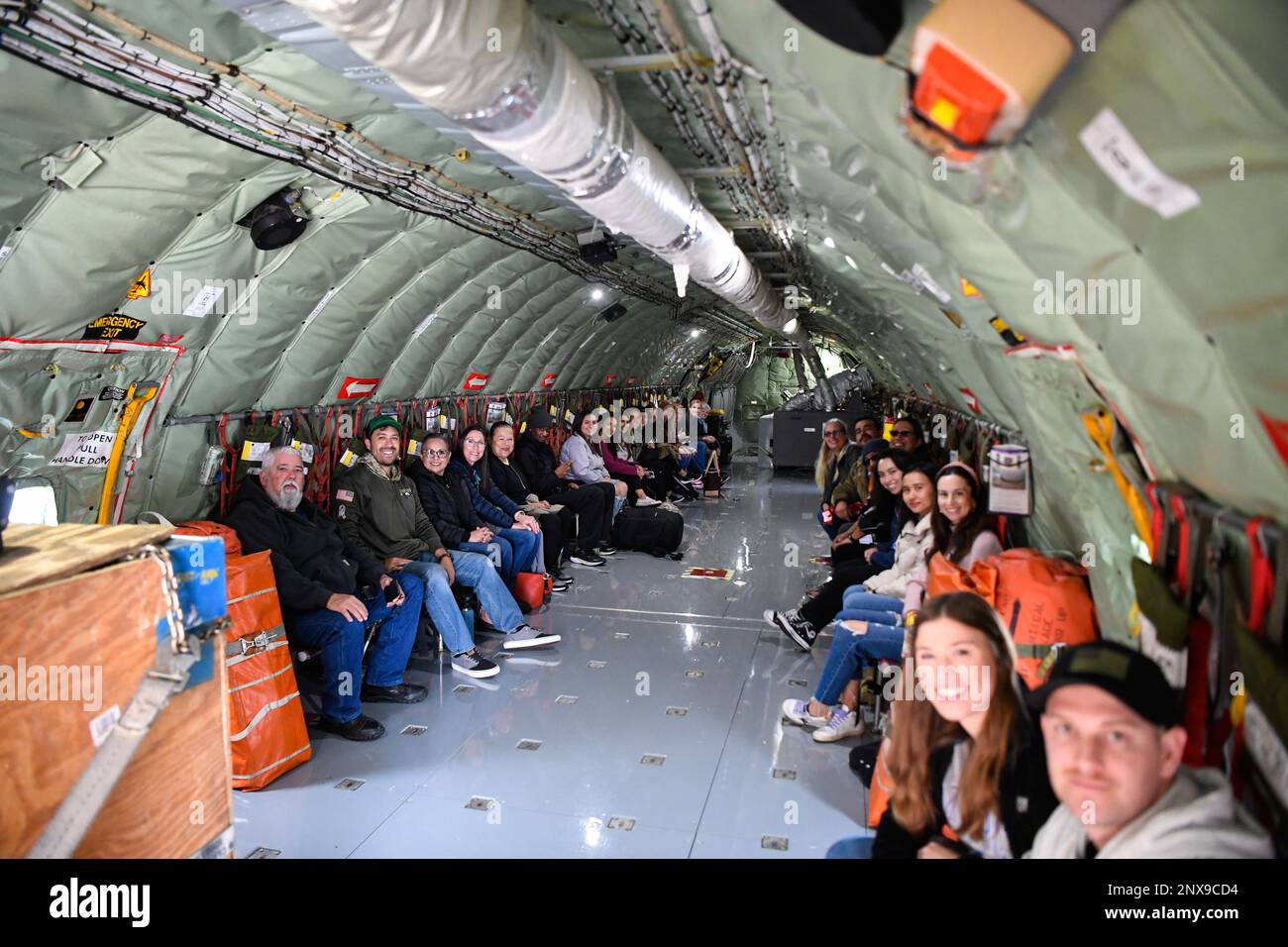 Die Familien der Mitglieder des 149. Kampfflügels erhielten die Gelegenheit, auf einem KC-135 Stratotanker zu reiten, um am 28. Januar 2023 in San Antonio, Texas, zu sehen, wie die F-16-Kampfflugzeuge mitten in der Luft betankt werden. Der „Ehegatten-Lift“ umfasste die Familien der Militärmitglieder und war nicht auf Ehegatten beschränkt. Der 149. Kampfflügel wollte für die Unterstützung, die sie das ganze Jahr über von ihren Familien erhalten, etwas zurückgeben. Stockfoto