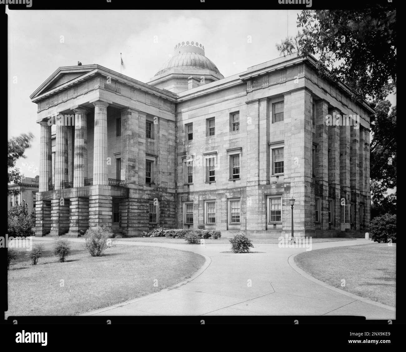State Capitol, Raleigh, Wake County, North Carolina. Carnegie Survey of the Architecture of the South (Carnegie-Umfrage zur Architektur des Südens). United States North Carolina Wake County Raleigh, Capitols, Columns, Domes, Porticoes, Veranden. Stockfoto