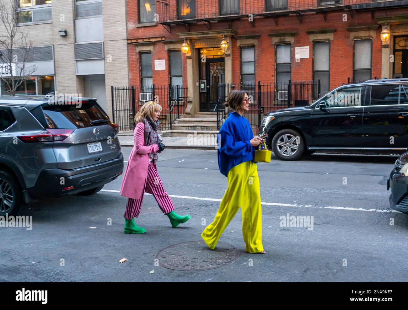 Farbenfrohe Moden in HellÕs Kitchen in New York am Dienstag, den 14. Februar 2023. (© Richard B. Levine) Stockfoto