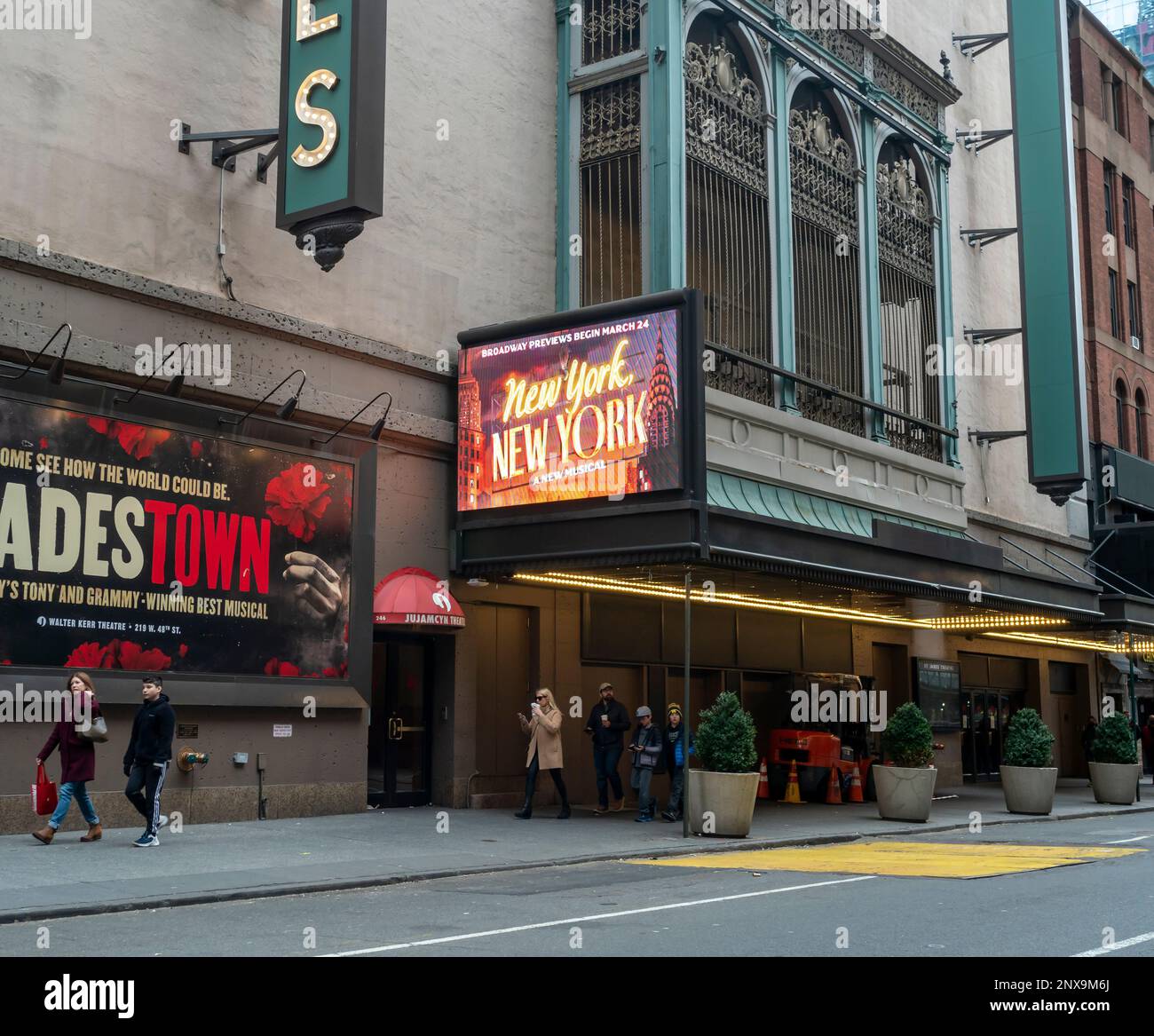 Das Festzelt des St. James Theatre wirbt für „New York, New York“, gesehen am Sonntag, den 19. Februar 2023. Das Musical, das auf dem gleichnamigen Film aus dem Jahr 1977 basiert, beginnt am 24. März mit einer Premiere im April 26 (© Richard B. Levine). Stockfoto