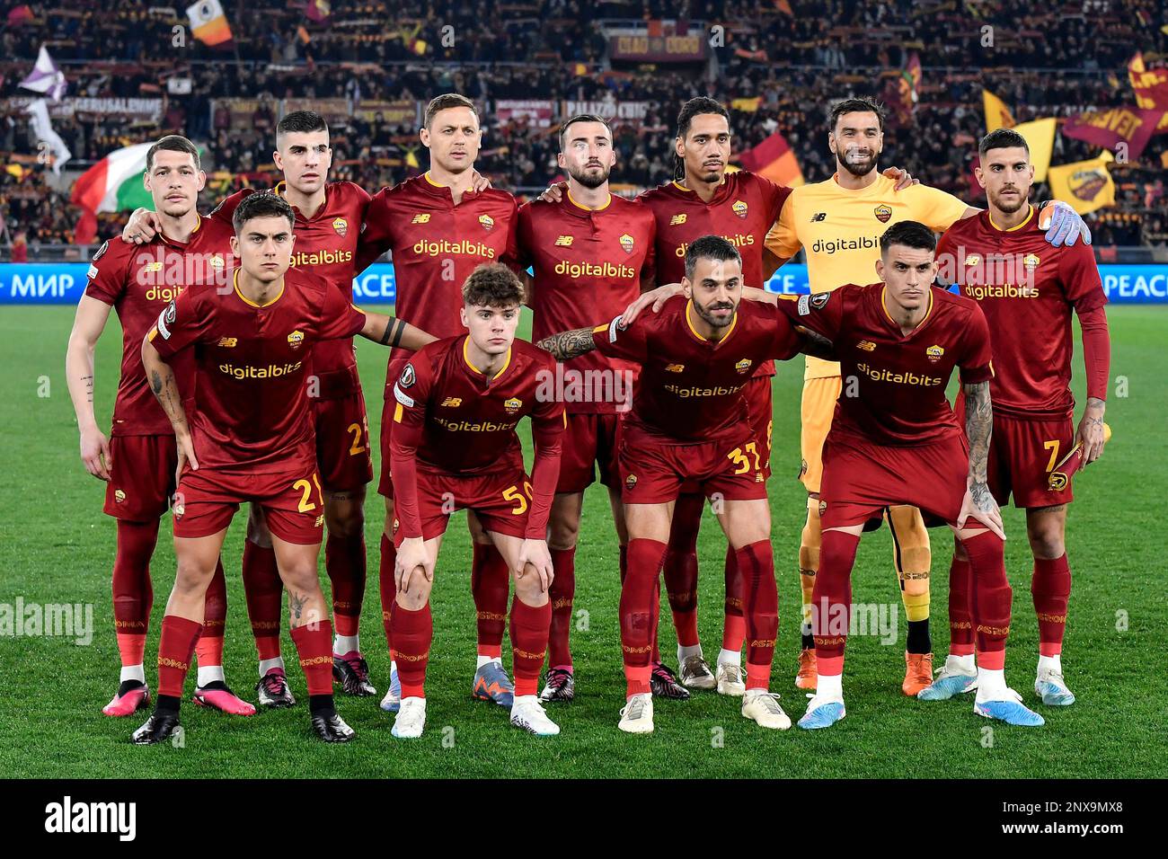 Roma-Spieler posieren für ein Teamfoto während des Fußballspiels der Europa League zwischen AS Roma und dem FC Salzburg im Olimpico-Stadion in Rom (Italien), Feb Stockfoto