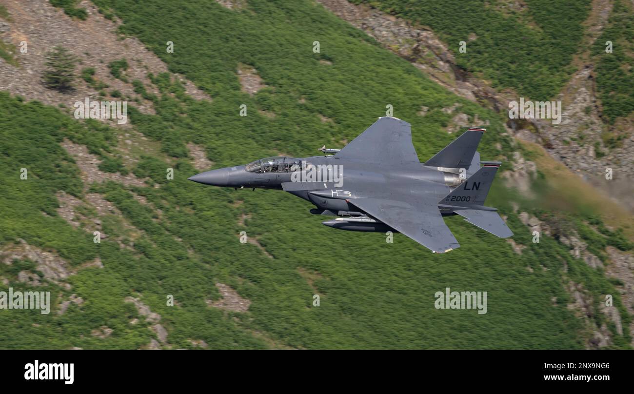 USAF F-15E von RAF Lakenheath. Hier beim Low-Flying-Training im Lake District (Low Fly Area 17), Cumbria, Großbritannien Stockfoto