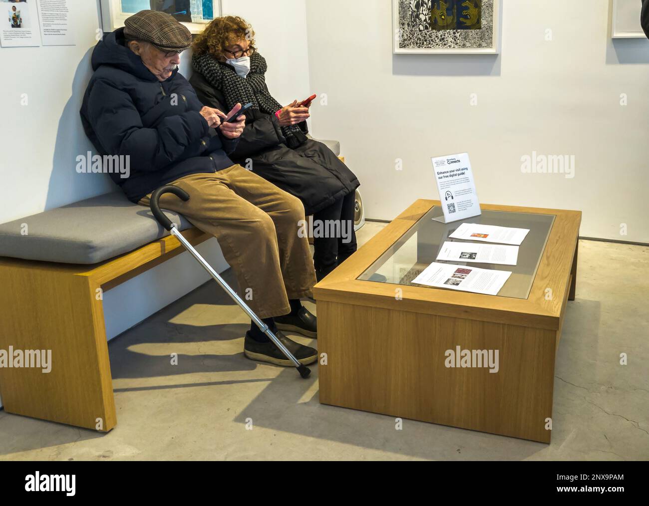 Kunstliebhaber gehen am Samstag, den 25. Februar 2023, in das Chelsea-Viertel von New York. (© Richard B. Levine) Stockfoto