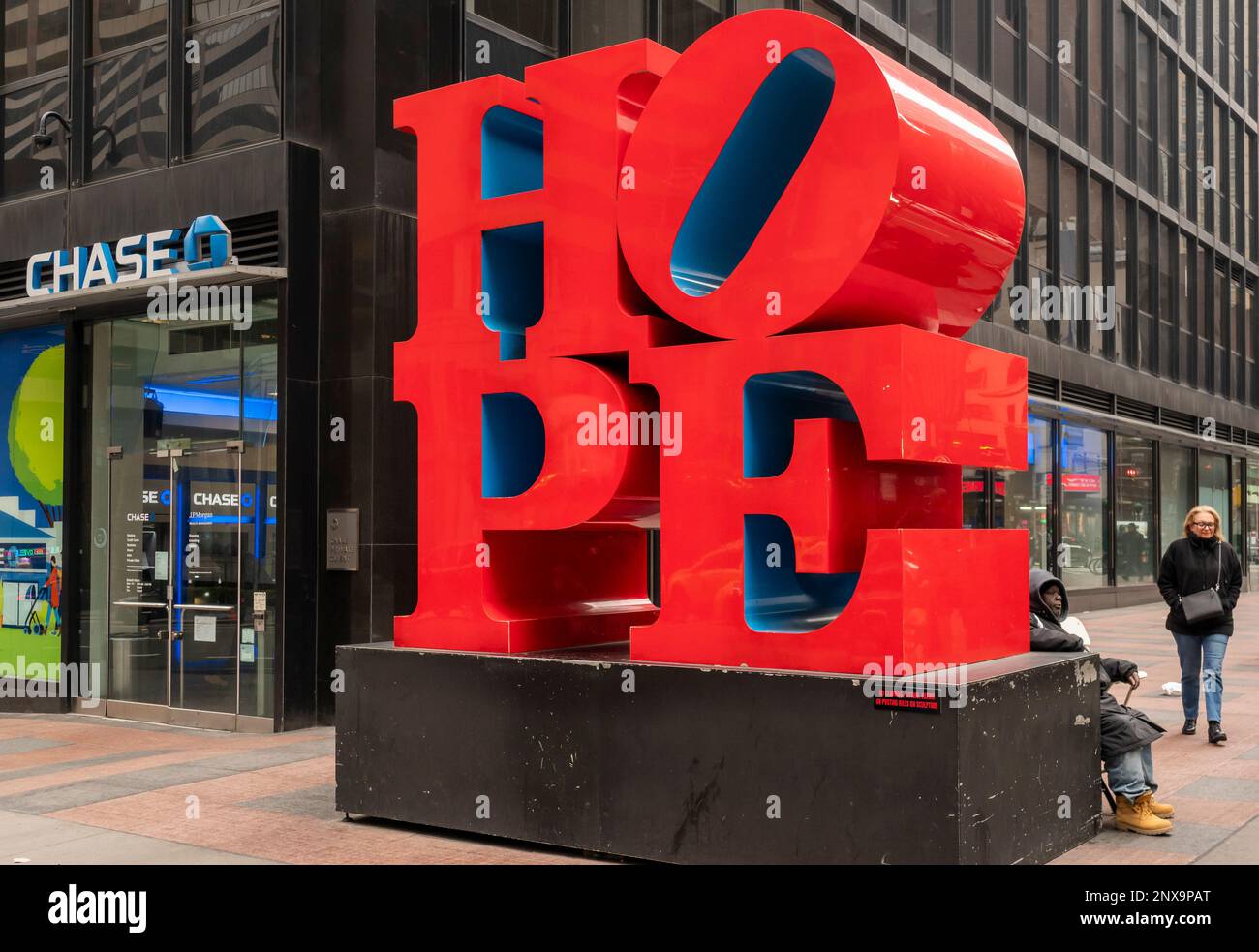 Eine JPMorgan Chase Bank in New York, in der Mitte der Stadt, neben Robert Indianas „Hope“-Skulptur am Sonntag, den 26. Februar 2023. (© Richard B. Levine) Stockfoto