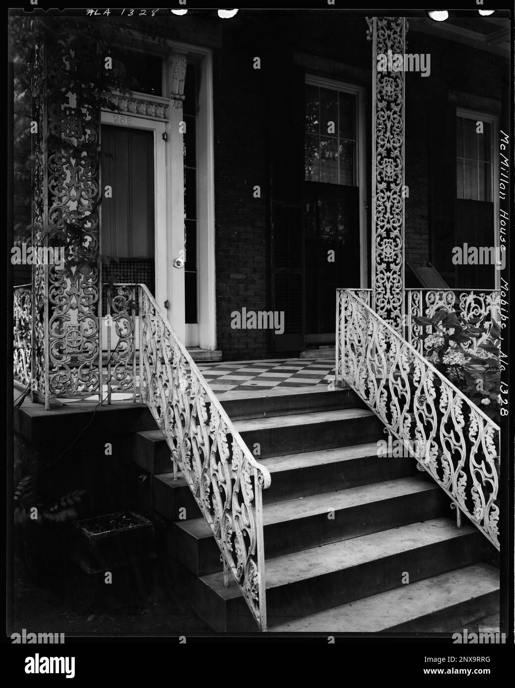 McMillan House, 256 Joachim St., Eisenwerk, Mobile, Mobile County, Alabama. Carnegie Survey of the Architecture of the South (Carnegie-Umfrage zur Architektur des Südens). Usa, Alabama, Mobile County, Mobile, Treppen, Eisenarbeiten, Porches, Häuser. Stockfoto