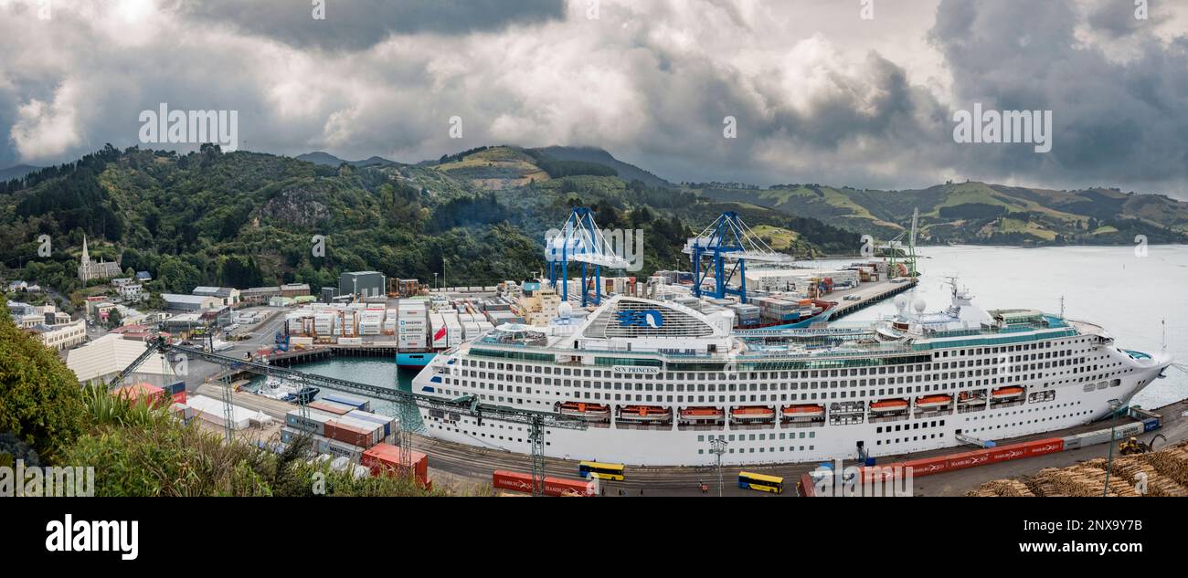 Kreuzfahrtschiff im Hafen von Dunedin, Südinsel, Neuseeland. Stockfoto