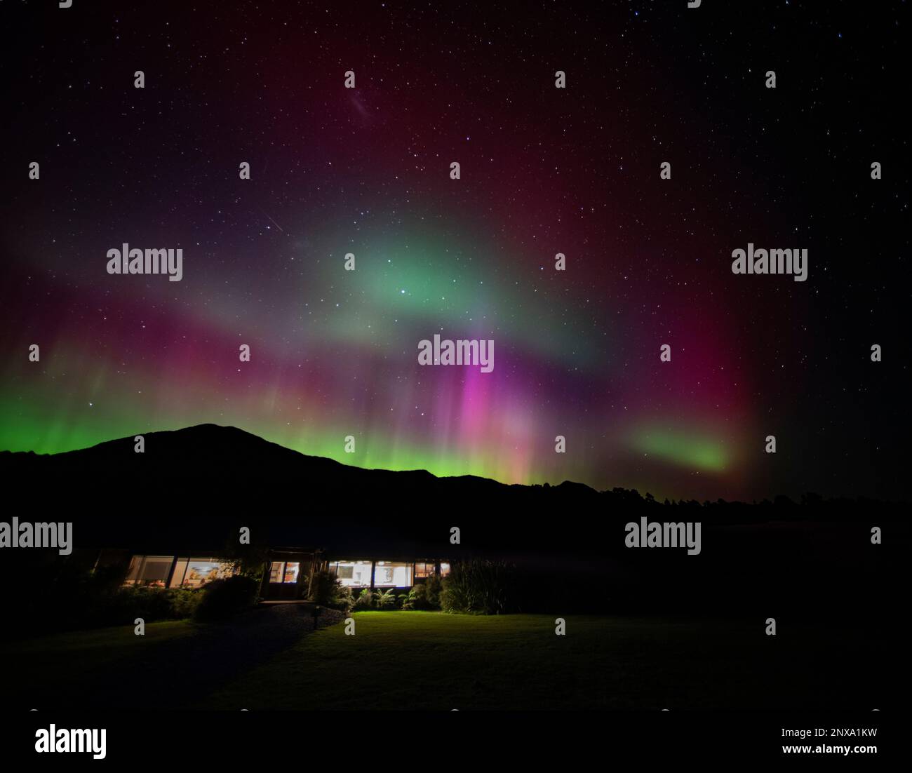 Die Südlichter, aurora australis, über dem Holyford Track, Martin's Bay Lodge, Fiordland, South Island, Neuseeland. Stockfoto