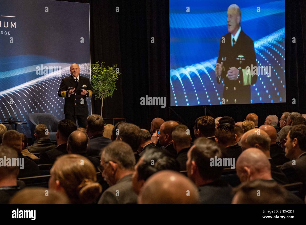 WASHINGTON (10. Januar 2023) -- Chief of Naval Operations ADM. Mike Gilday spricht während des 35. Jährlichen nationalen Symposiums der Surface Navy Association am Hyatt Regency Crystal City in Washington D.C. am 10. Januar vor einem Panel. Das Symposium ist eine dreitägige Konferenz, die Gelegenheit bietet, über ein breites Spektrum von beruflichen und beruflichen Themen für die Surface Navy zu diskutieren. Stockfoto