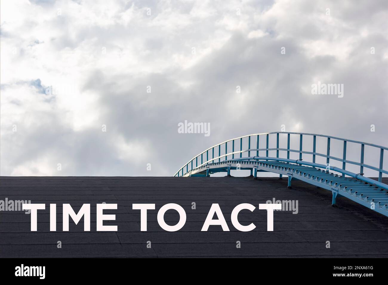 ZEIT, Text auf dem Dach DES Hauses gegen den Himmel ZU SPIELEN Stockfoto