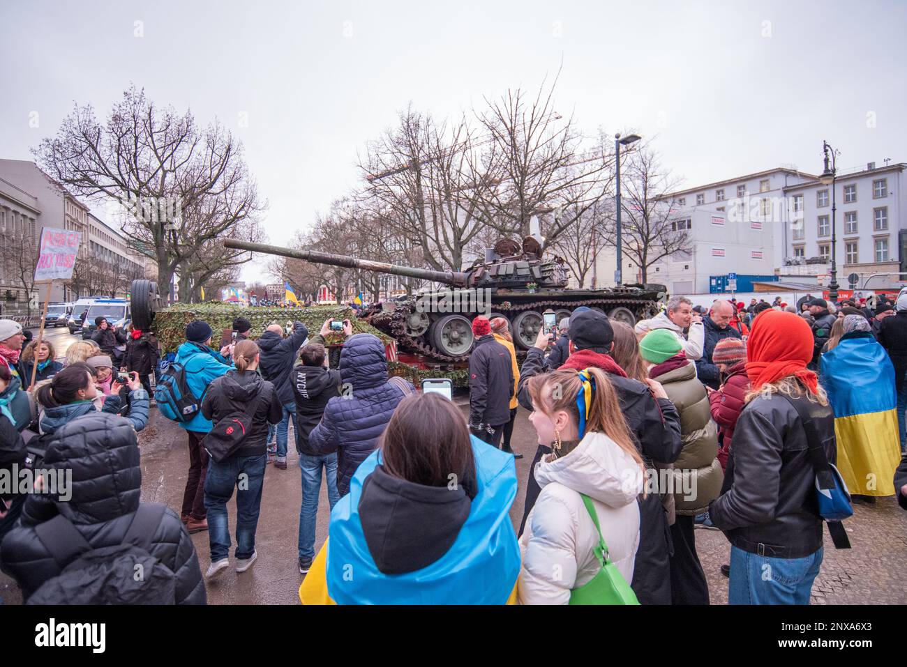 Pro-ukrainische Demonstration in Berlin mit zerstörtem russischen Panzer zum ersten Jahrestag der russischen Invasion der Ukraine Stockfoto