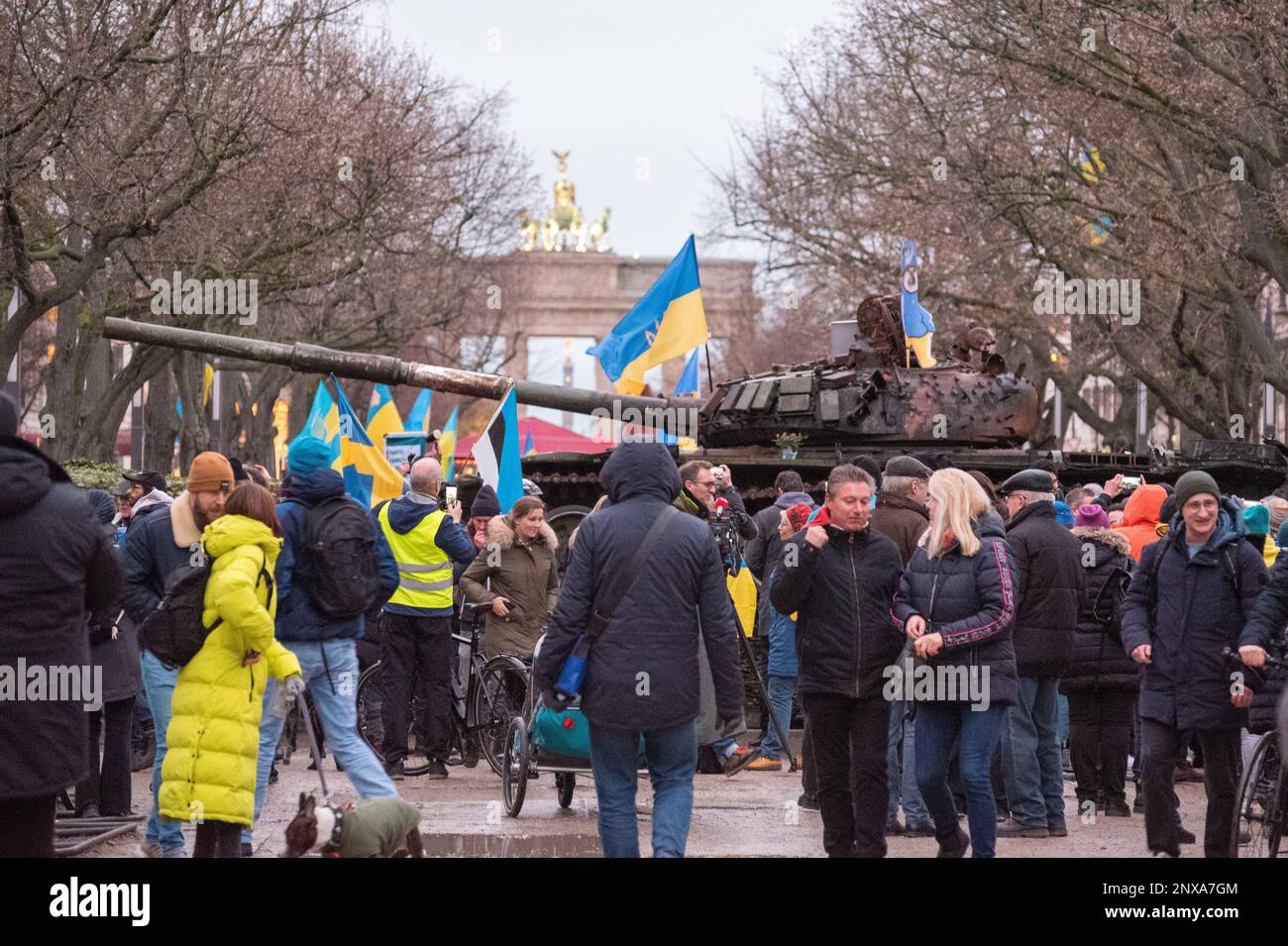 Pro-ukrainische Demonstration in Berlin mit zerstörtem russischen Panzer zum ersten Jahrestag der russischen Invasion der Ukraine Stockfoto