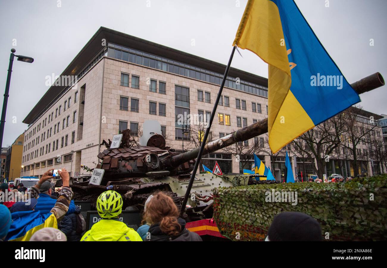 Pro-ukrainische Demonstration in Berlin mit zerstörtem russischen Panzer zum ersten Jahrestag der russischen Invasion der Ukraine Stockfoto