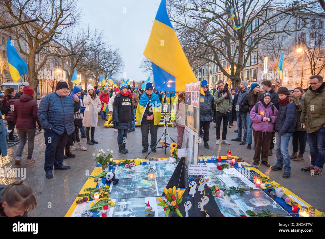 Pro-ukrainische Wache vor der russischen Botschaft in Berlin zum ersten Jahrestag der russischen Invasion Stockfoto