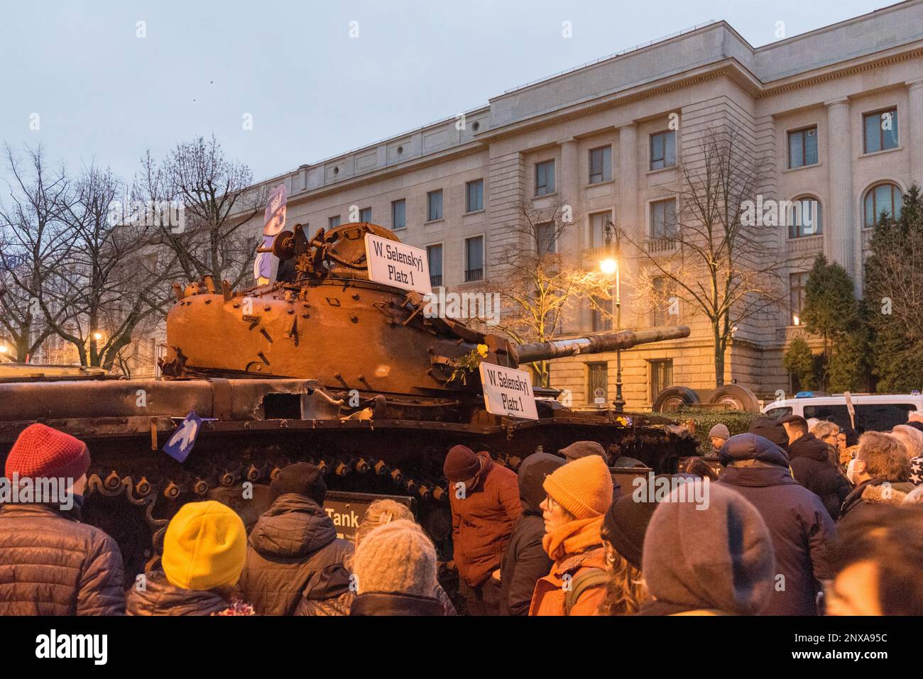 Pro-ukrainische Demonstration in Berlin mit zerstörtem russischen Panzer zum ersten Jahrestag der russischen Invasion der Ukraine Stockfoto
