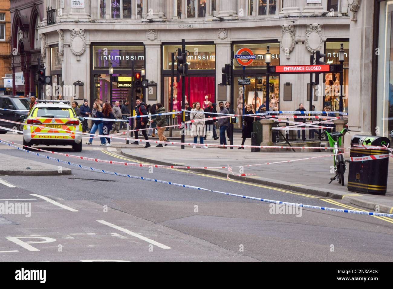 London, Großbritannien. 1. März 2023 Ein großer Teil der Oxford Street in Central London wurde von der Polizei geschlossen, nachdem ein Mann in einem Bus erstochen wurde. Kredit: Vuk Valcic/Alamy Live News Stockfoto