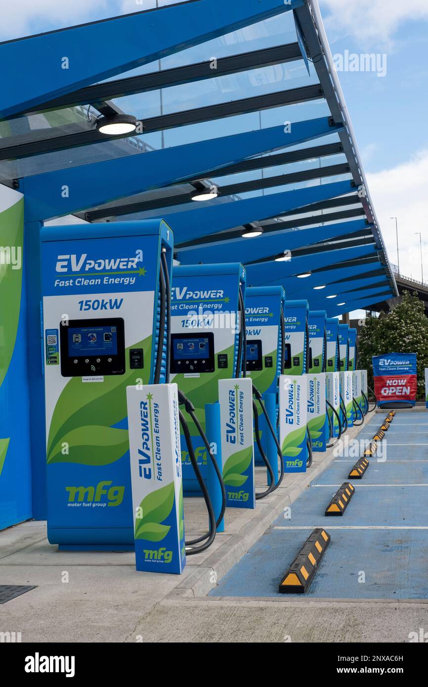 Mehrere Ladestationen, EV-Ladestation Glasgow Airport, Glasgow, Großbritannien Stockfoto