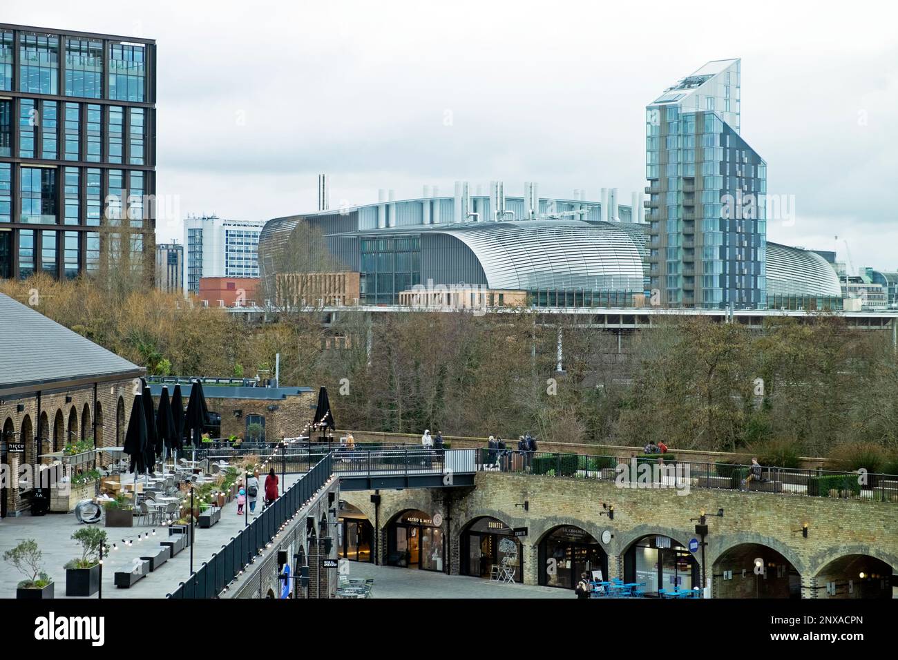 Blick auf das Stadtbild des Francis Crick-Gebäudes vom Coal Drops Yard in der Gegend von Kings Cross im Norden Londons, N1 UK, England, KATHY DEWITT Stockfoto