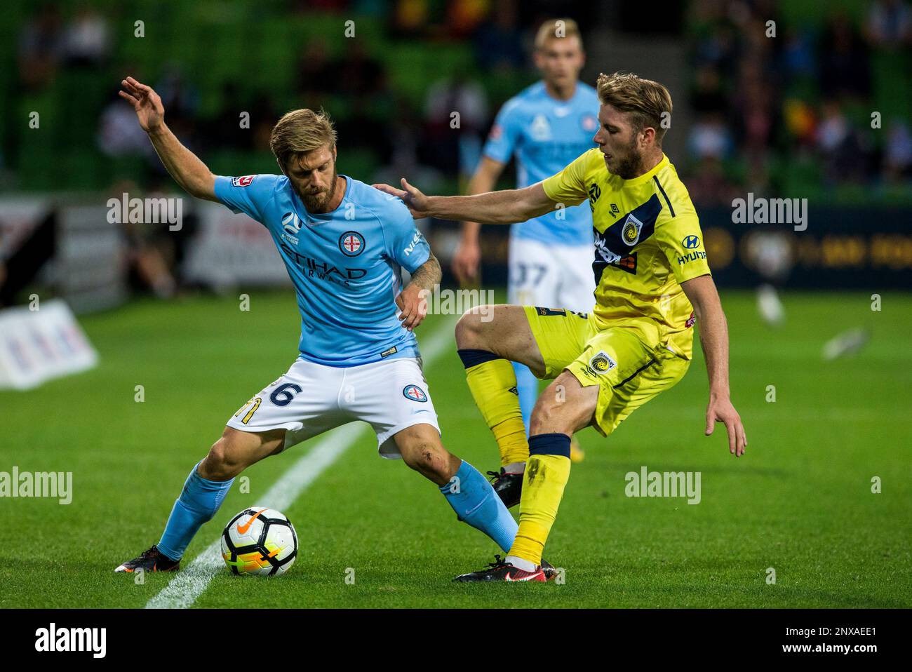 MELBOURNE, AUSTRALIA - APRIL 7 : Luke Brattan of Melbourne City and Andrew Hoole of the Central Coast Mariners contest the ball during Round 26 of the Hyundai A-League Series between Melbourne City and the Central Coast Mariners on April 7, 2018, at AAMI Park in Melbourne, Australia.(Photo by Jason Heidrich/Icon Sportswire) (Icon Sportswire via AP Images) Stockfoto
