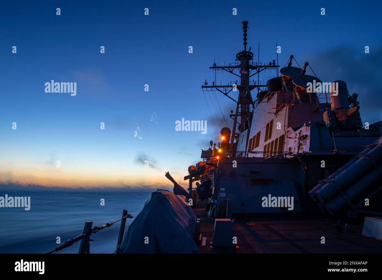 230123-N-NH267-2020 PAZIFIK (23. Januar 2023) der Arleigh-Burke-Class-Guided-Missile Destroyer USS Paul Hamilton (DDG 60) durchquert den Pazifischen Ozean in der Dämmerung. Paul Hamilton, Teil der Nimitz Carrier Strike Group, führt derzeit Routineeinsätze durch. Stockfoto