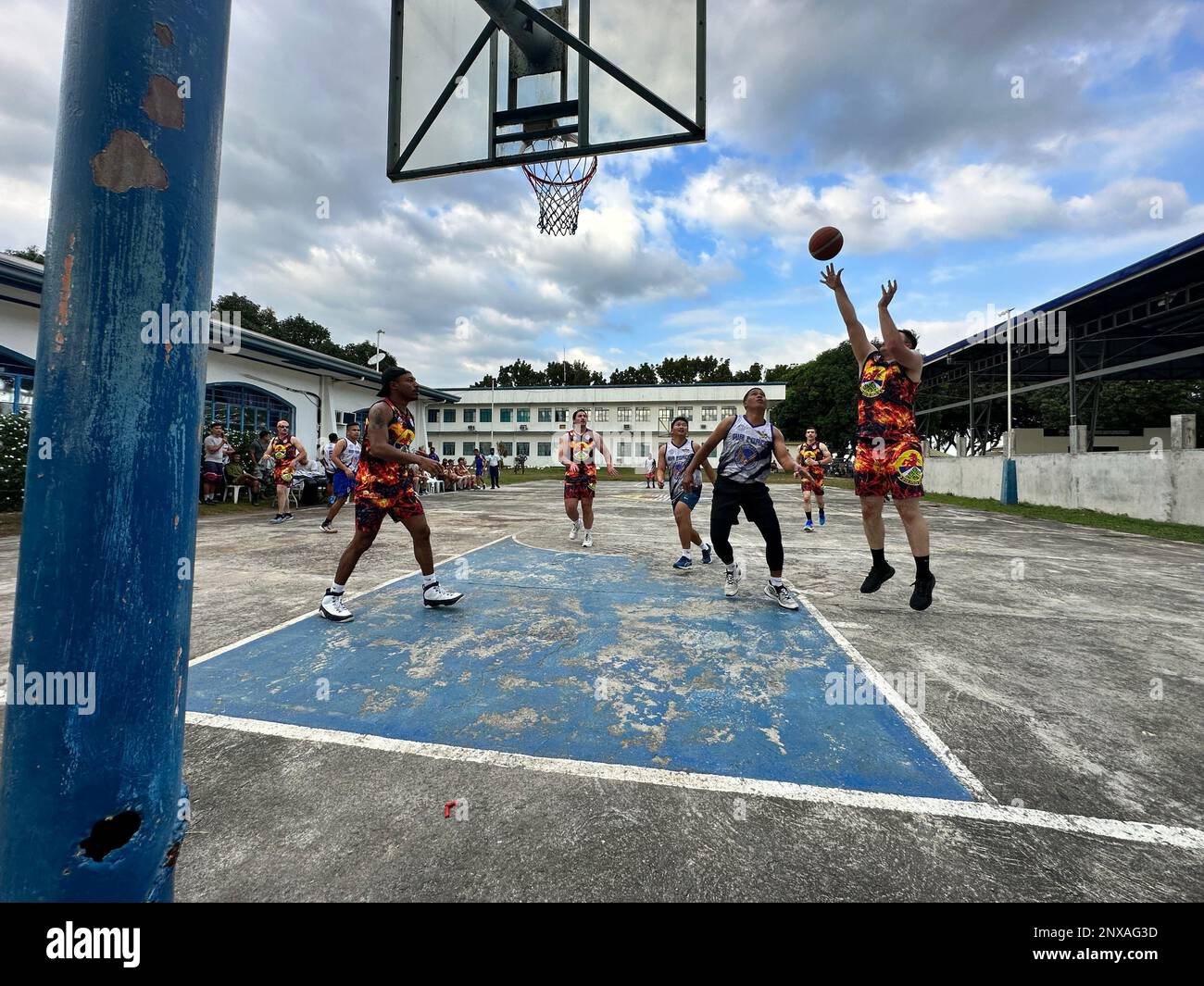Senior Airman Arthur Hettinger, 819. RED HORSE Squadron Pflaster und Ausrüster, versucht einen Schuss während eines Basketballspiels gegen die philippinische Luftwaffe, zusammen mit der sie die letzten zwei Wochen für ein Field Training Event am Basa Air Base, Philippinen, am 1. Februar 2023 gearbeitet haben. Während es ein knappes Spiel war, gewann das ROTPFERD-Geschwader 75 zu 73. Stockfoto