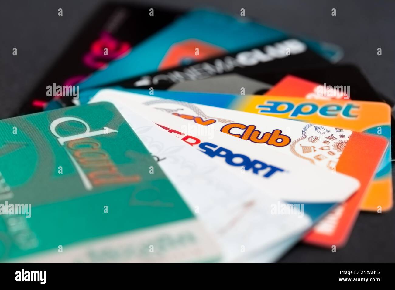 Selektiver Fokus auf den Hintergrund von Mitgliedschafts-, Geschenkkarten- und Rabattkarten wie Pokerkarten. Stockfoto