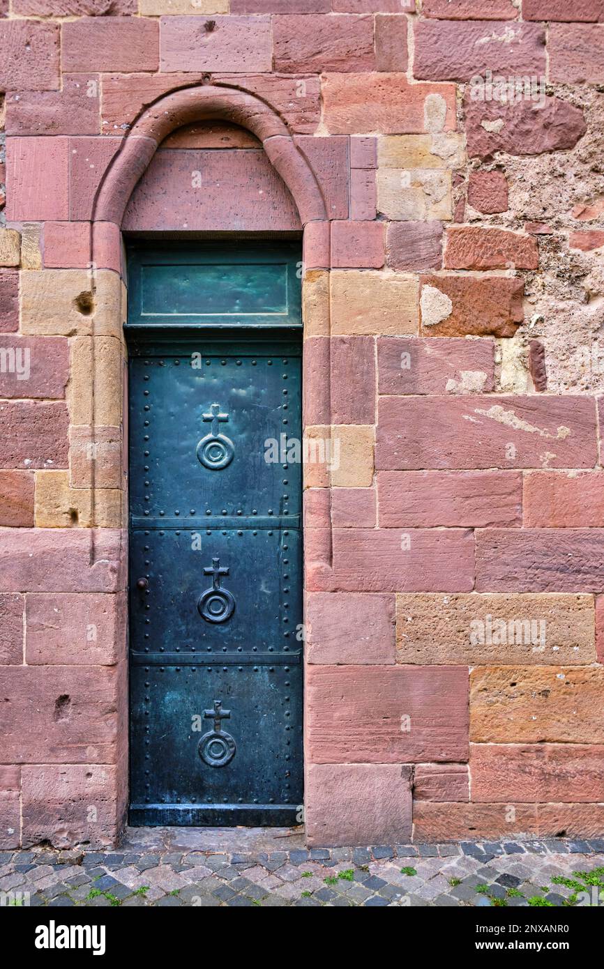 Seitenportal der kaiserlichen Kathedrale von St. Peter in der Stadt Worms, Rheinland-Pfalz, Deutschland, Europa. Stockfoto
