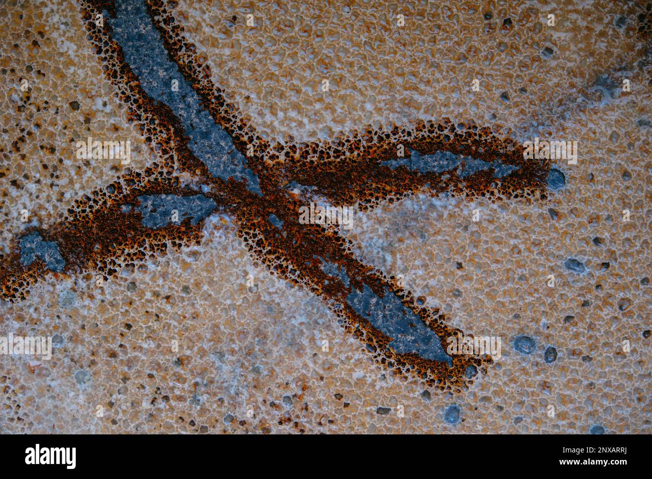 Leeren Sie den verbrannten Topf mit X auf der Oberfläche, verbrannte Milch, unsauberer, verfleckter Topf oder die Pfanne ist beim Kochen verbrannt Stockfoto