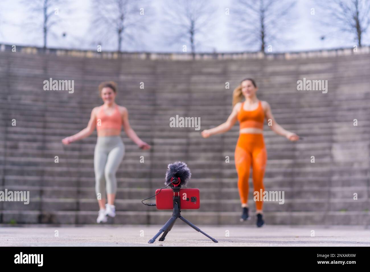 Zwei weiße Frauen, die Seile springen, während sie die Übung aufnehmen Stockfoto