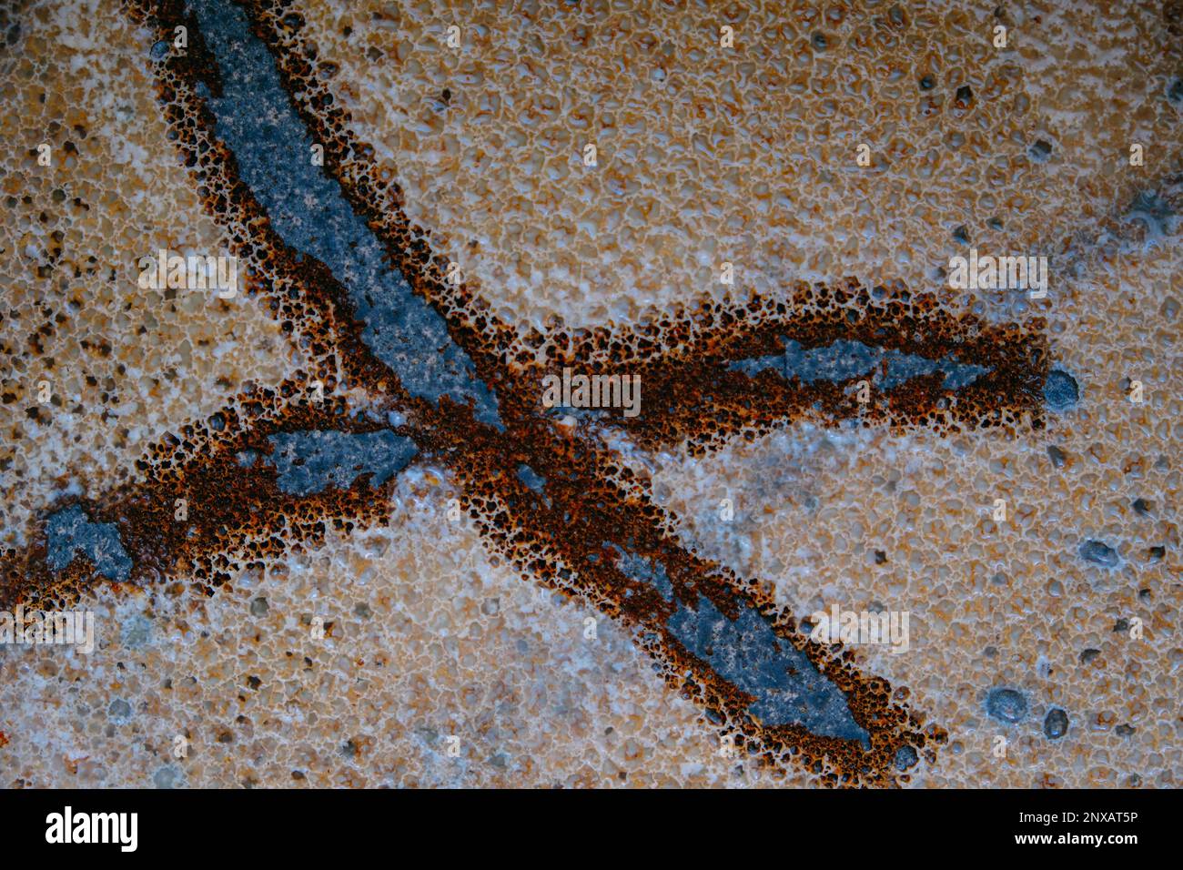 Leeren Sie den verbrannten Topf mit X auf der Oberfläche, verbrannte Milch, unsauberer, verfleckter Topf oder die Pfanne ist beim Kochen verbrannt Stockfoto