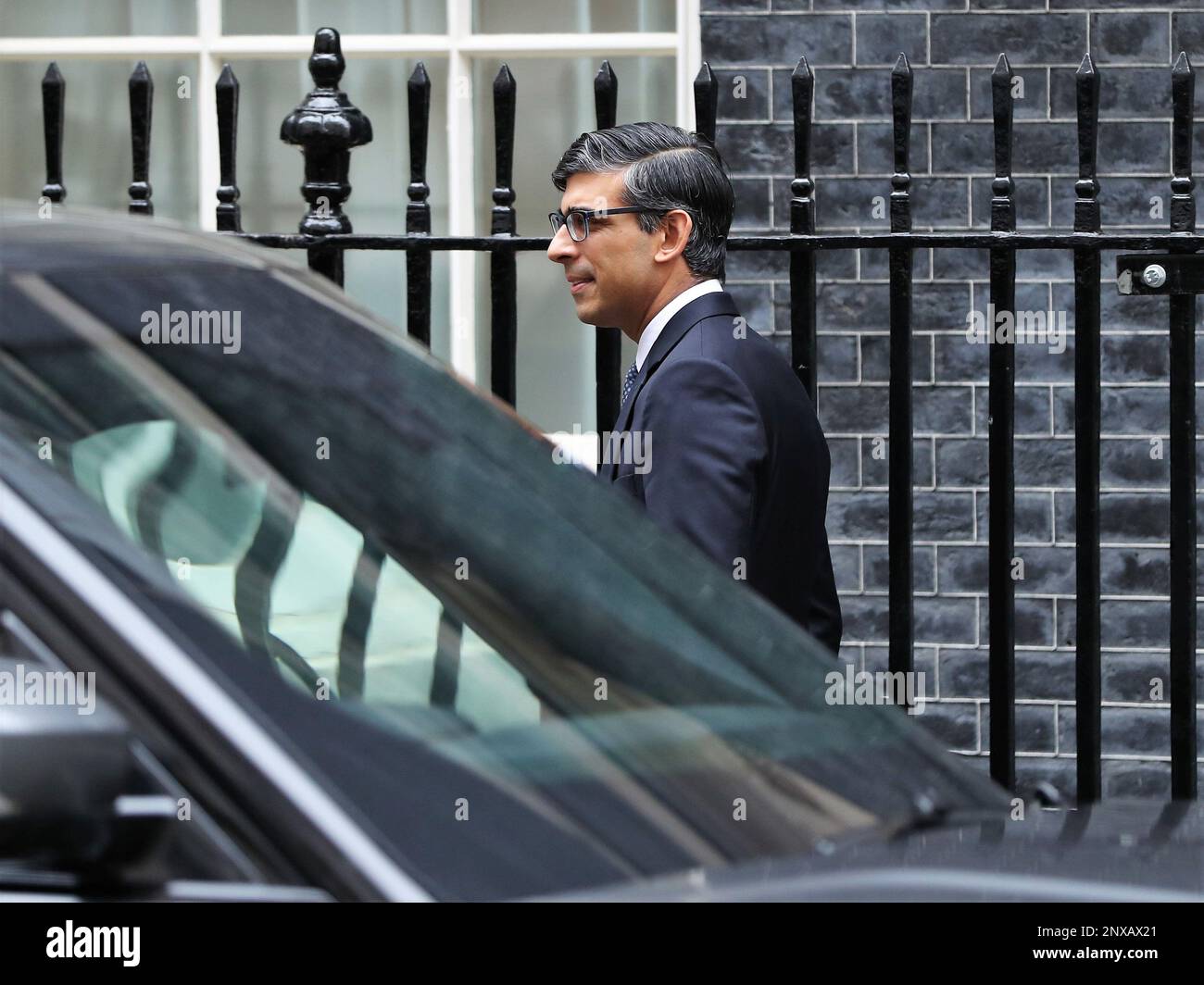 London, Vereinigtes Königreich, 1. März 2023, verlässt der britische Premierminister Rishi Sunak die Downing Street Nr. 10, um an den wöchentlichen PMQ-Fragen des Premierministers im Parlament teilzunehmen. Kredit: Uwe Deffner / Alamy Live News. Stockfoto London, Vereinigtes Königreich, 1. März 2023, verlässt der britische Premierminister Rishi Sunak die Downing Street Nr. 10, um an den wöchentlichen PMQ-Fragen des Premierministers im Parlament teilzunehmen. Kredit: Uwe Deffner / Alamy Live News. Stockfoto