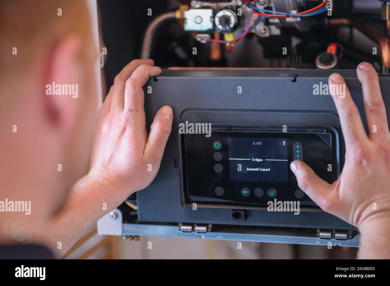 01. März 2023, Sachsen, Markranstädt: Ein Mitarbeiter eines Installations- und Heizungsunternehmens installiert einen modernen Gaskondensierkessel in einem Einfamilienhaus. Die Pläne der Ampelkoalition für die Umstellung der Heizung auf erneuerbare Energien nehmen Gestalt an. Ab 2024 sollen keine neuen Erdgas- und Erdölheizanlagen mehr installiert werden. Sie würden durch Heizsysteme ersetzt, die zu mindestens 65 Prozent mit erneuerbarer Energie betrieben werden. Derzeit heizt jeder zweite Haushalt in Deutschland mit Erdgas. Die FDP ist äußerst kritisch - und die Fachleute warnen davor, sich für Technologien zu engagieren. Stockfoto
