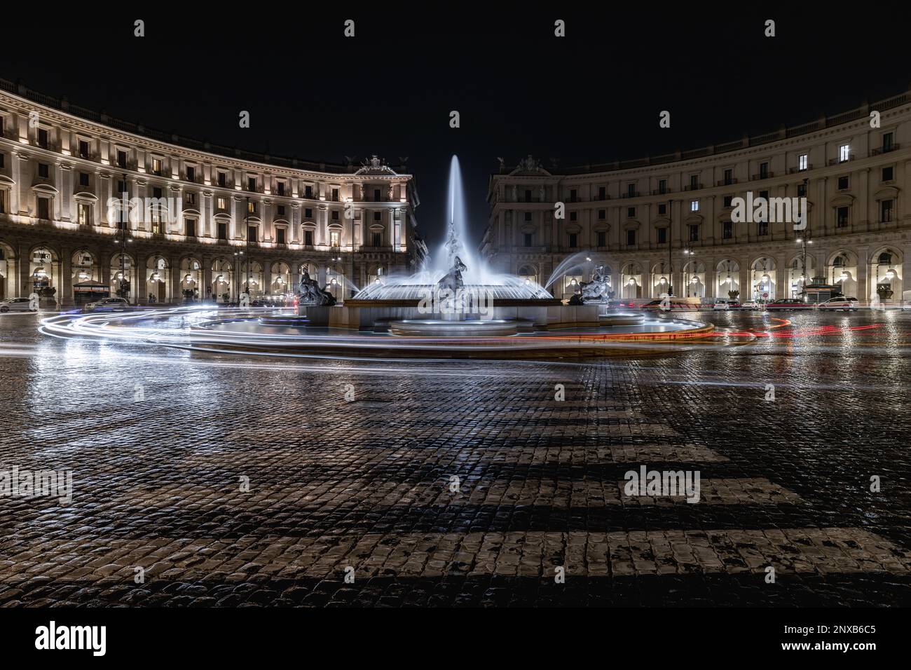 Rom, Italien - 28. Februar 2023: Auf der piazza della Repubblica der majestätische Brunnen der Naiaden, der bei Nacht mit einer langen Belichtung fotografiert wurde. Stockfoto