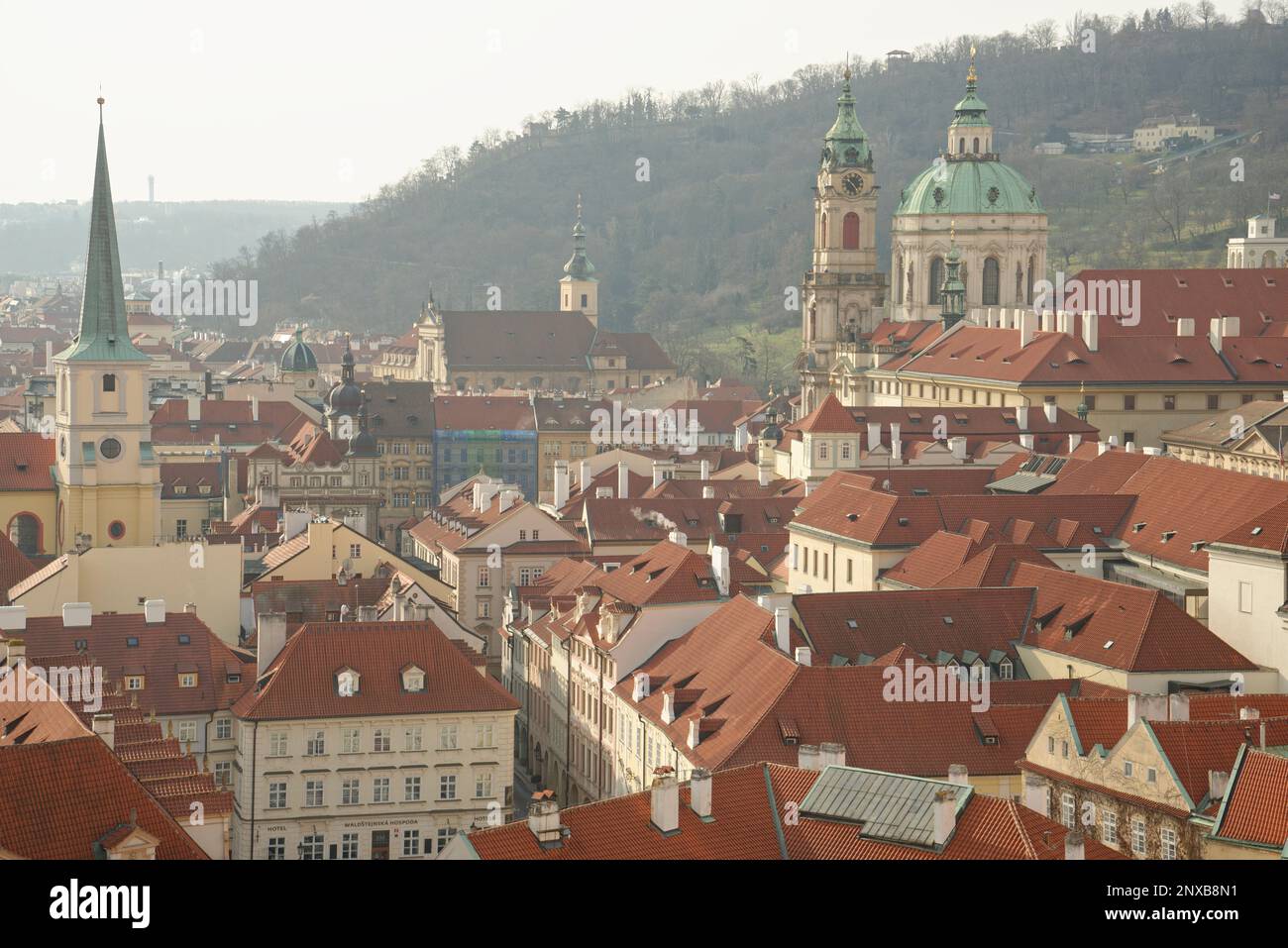 Blick von der Spitze des Turms von St. Veitsdom in Prag, Tschechische Republik. Rote Dächer und Kirchturm. Stockfoto