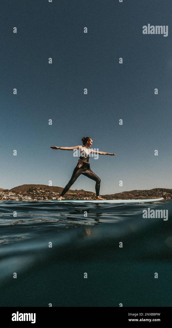 Frau, die Yoga auf einem Paddleboard macht, Kalifornien, USA Stockfoto