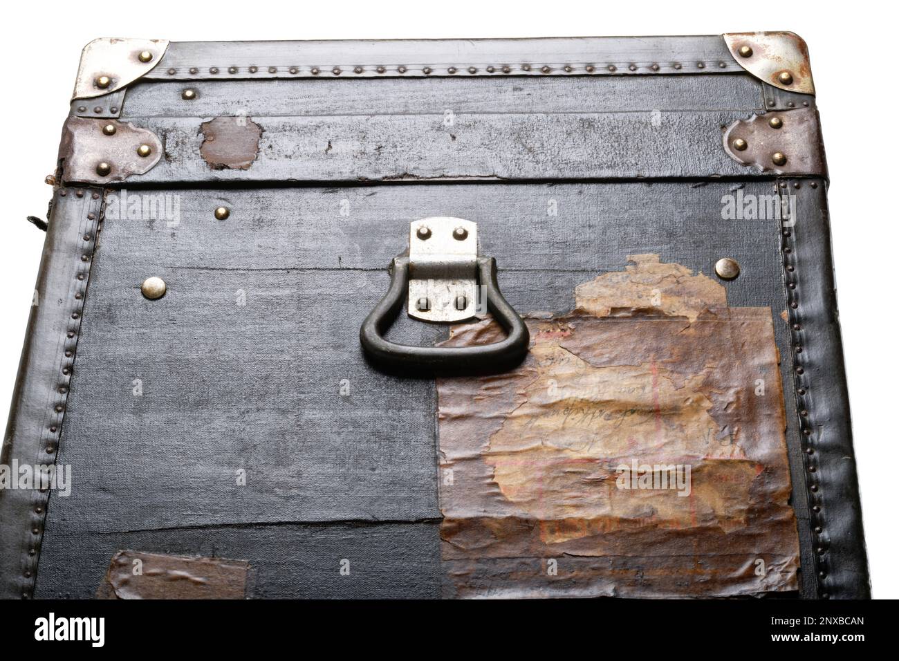 Nahaufnahmen eines altmodischen Holzkoffers. Ein schwarzer Kofferraum mit metallverstärkten Ecken und mit Leder verzierten Kanten. Hintergrundbild. Stockfoto