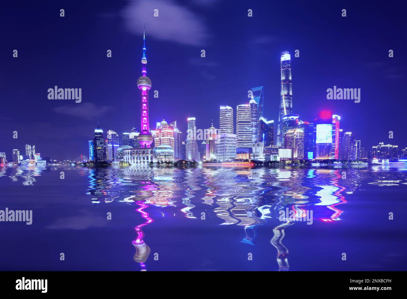 Verzerrte Wolkenkratzer-Reflexionen am Huangpu River bei Nacht, Shanghai, China Stockfoto