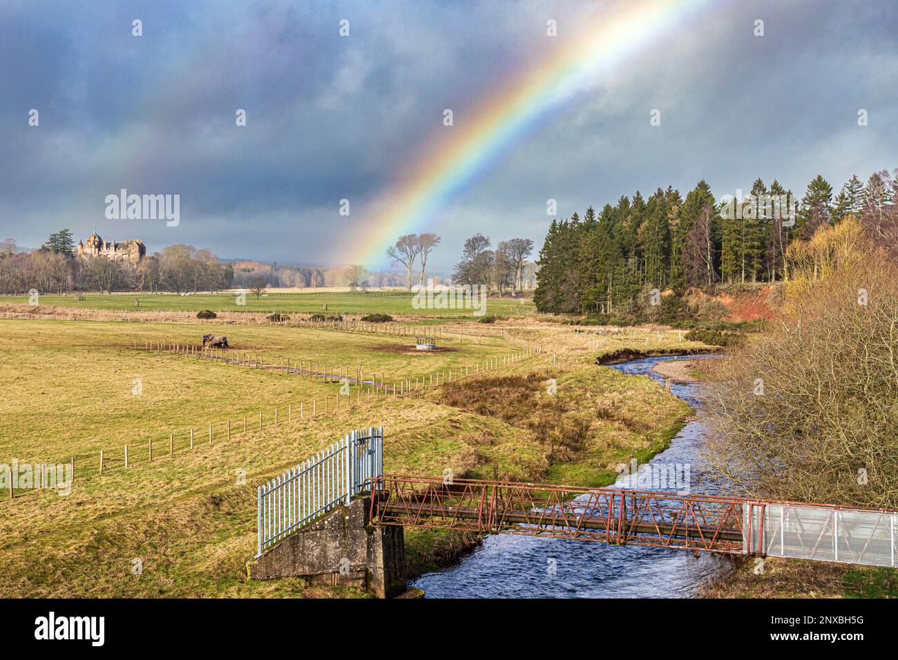 Ein Regenbogen über Thirlestane Castle neben Leader Water in Lauder, Scottish Borders, Schottland UK Stockfoto