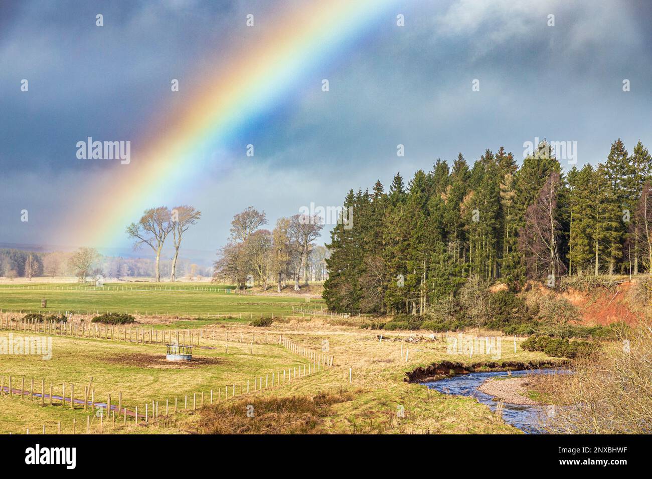 Ein Regenbogen über Leader Water in Lauder, Scottish Borders, Schottland UK Stockfoto