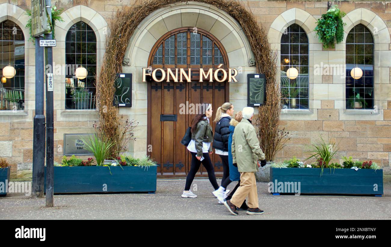 Glasgow, Schottland, Vereinigtes Königreich, 1. März 2023. Wetter in Großbritannien: Am ersten Frühlingstag erlebten die Einheimischen Sonnenschein, als sie durch die Straßen der Stadt gingen. Fonn mor Restaurant ist Teil von oran mor an der Great Western Road. Credit Gerard Ferry/Alamy Live News Stockfoto