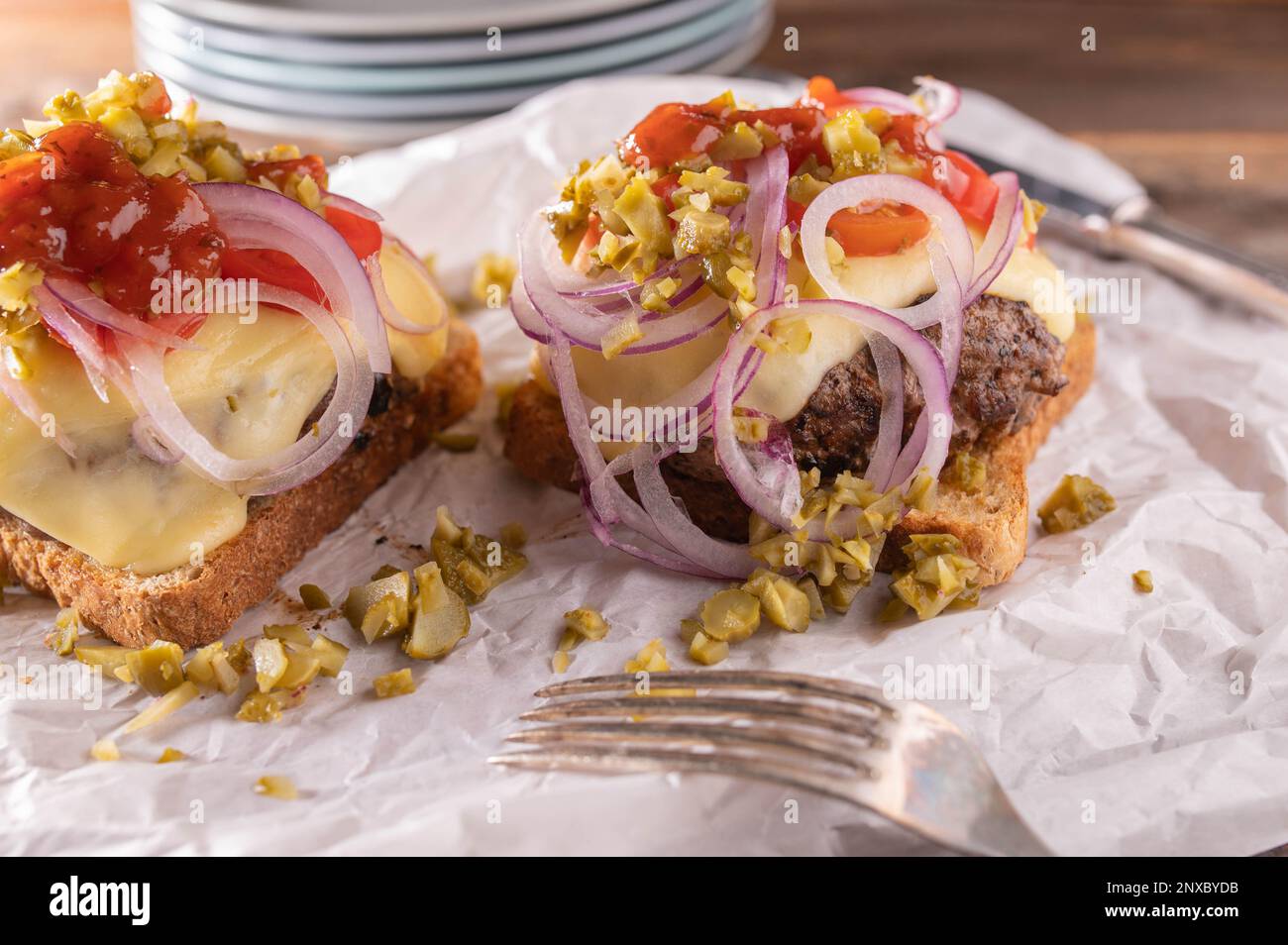 Toast Burger mit Käse, Zwiebeln, Gurken und Tomaten Stockfoto