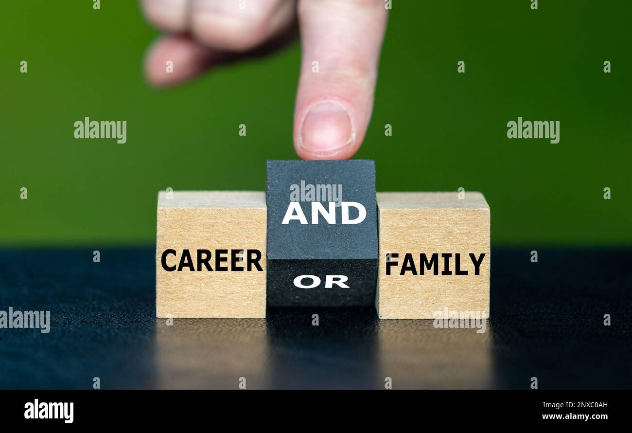 Symbol für die Kombination von Beruf und Familie. Die Hand dreht den Würfel und ändert den Ausdruck „Karriere oder Familie“ in „Karriere und Familie“. Stockfoto