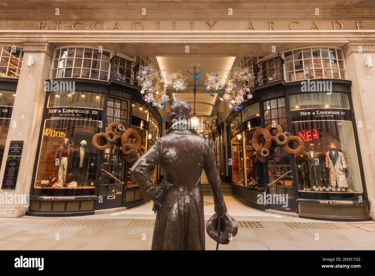 England, London, Piccadilly, Piccadilly Arcade, Eingang zu Arcade und Statue von Beau Brummell Stockfoto