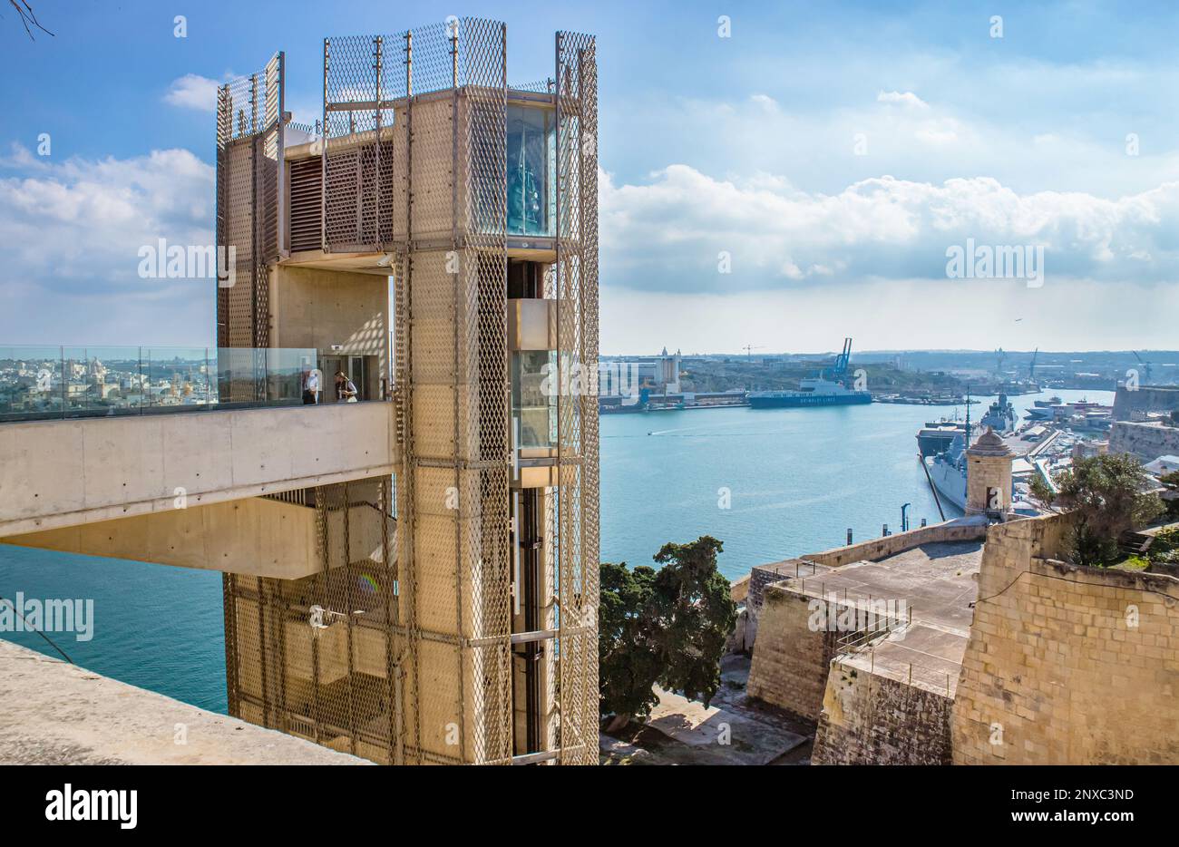 Valletta, Malta, Malta:20FEB2023: Barrakka Lift in Valletta, Malta, Europa. Vom Barrakka Lift aus gesehen von den Upper Barrakka Gardens. Stockfoto