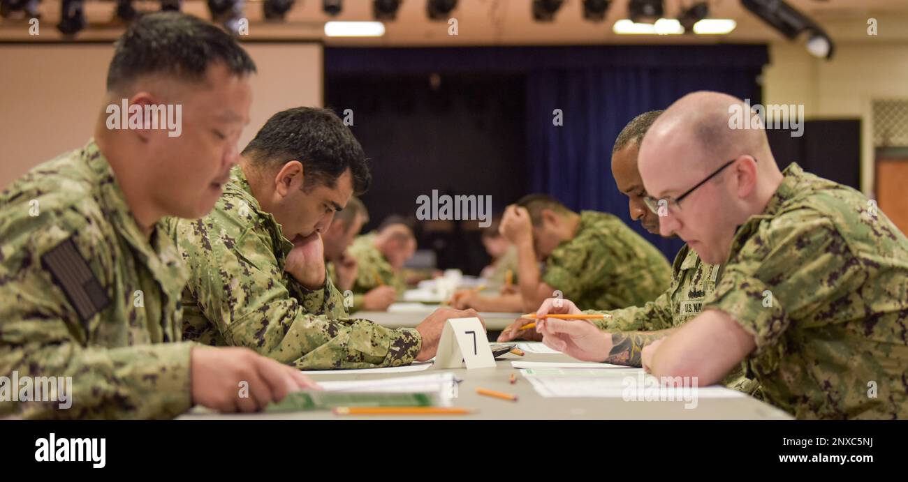 230119-N-EJ241-1001 Matrosen sind den USA zugeteilt Die Navy Support Facility (NSF) Diego Garcia und mehrere Mieterkommandos machen die Navy Wide Advancement Prüfung für den Chief Petty Officer. NSF Diego Garcia bietet Logistik-, Service-, Freizeit- und administrative Unterstützung für US-Streitkräfte und Alliierte, die im Indischen Ozean und am Arabischen Golf stationiert sind. Stockfoto