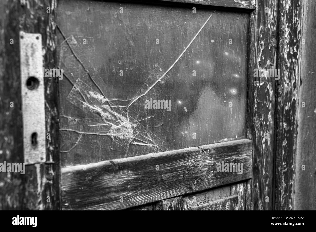Ein zerbrochenes Fenster mit Holztür in einer antiken Region, aus der Nähe Stockfoto