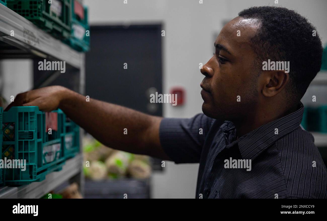 Sgt. Demani Shadrick, ein Imagery Analyst, der der 13. Marine Expeditionary Unit (MEU) zugeteilt ist, sortiert Lebensmittel während einer Community Relations Veranstaltung in der Food Bank Singapore am 2. Februar 2023. Seeleute und Marines nehmen an lokalen Veranstaltungen Teil, um das Engagement der Gemeinschaft und internationale Partnerschaften zu fördern und eine starke militärische Präsenz im Indo-Pazifik-Raum aufrechtzuerhalten. Die Makin Island Amphibious Ready Group, bestehend aus Makin Island und dem Amphibien-Transportdock USS Anchorage (LPD 23) und USS John P. Murtha (LPD 26), ist im US-Flottengebiet 7. tätig, mit den 13. MEU bis enh Stockfoto