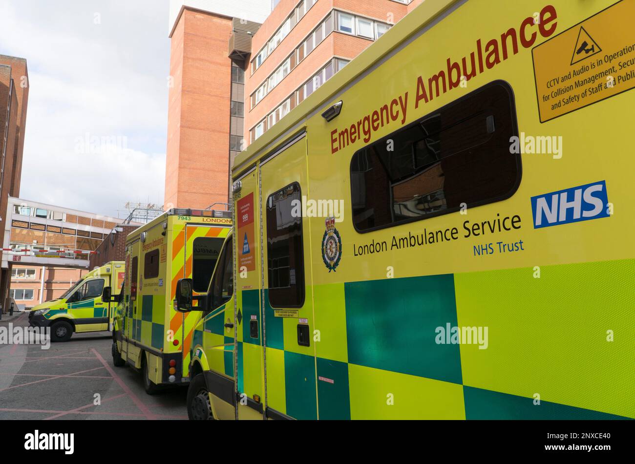 London, Vereinigtes Königreich, 27. Februar 2023: Notarztwagen parken vor der Unfall- und Notaufnahme im St. George's Hospital in Tooting, Süd-London. Anna Watson/Alamy Stockfoto