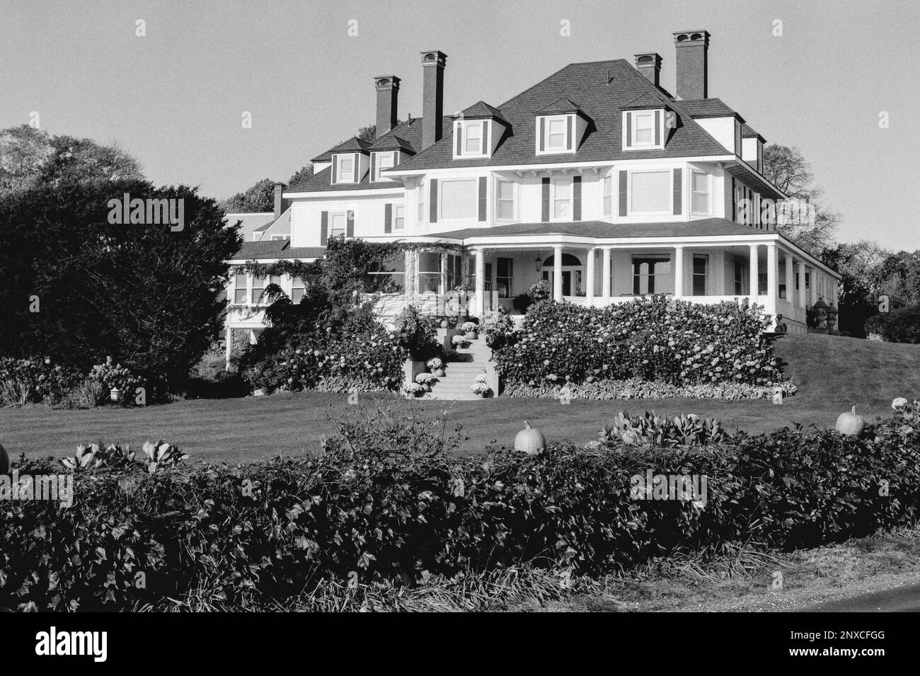 Das historische George M. Studebaker Herrenhaus, dekoriert mit Kürbissen für Halloween, befindet sich in North Hampton Beach, New Hampshire. Das Bild wurde aufgenommen Stockfoto