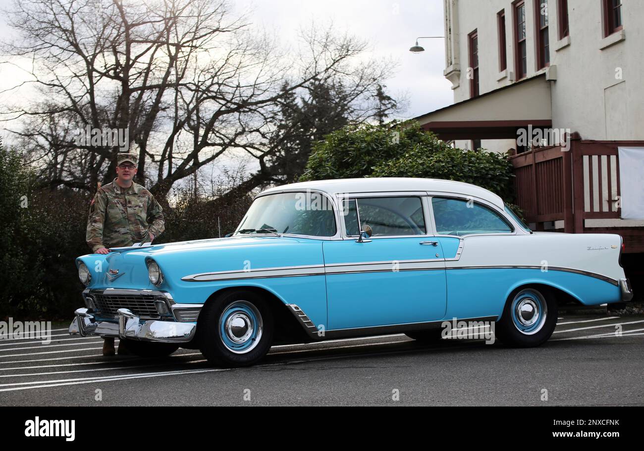 Oberstleutnant Andrew Larkin posiert am 17. Januar 2023 vor dem Camp