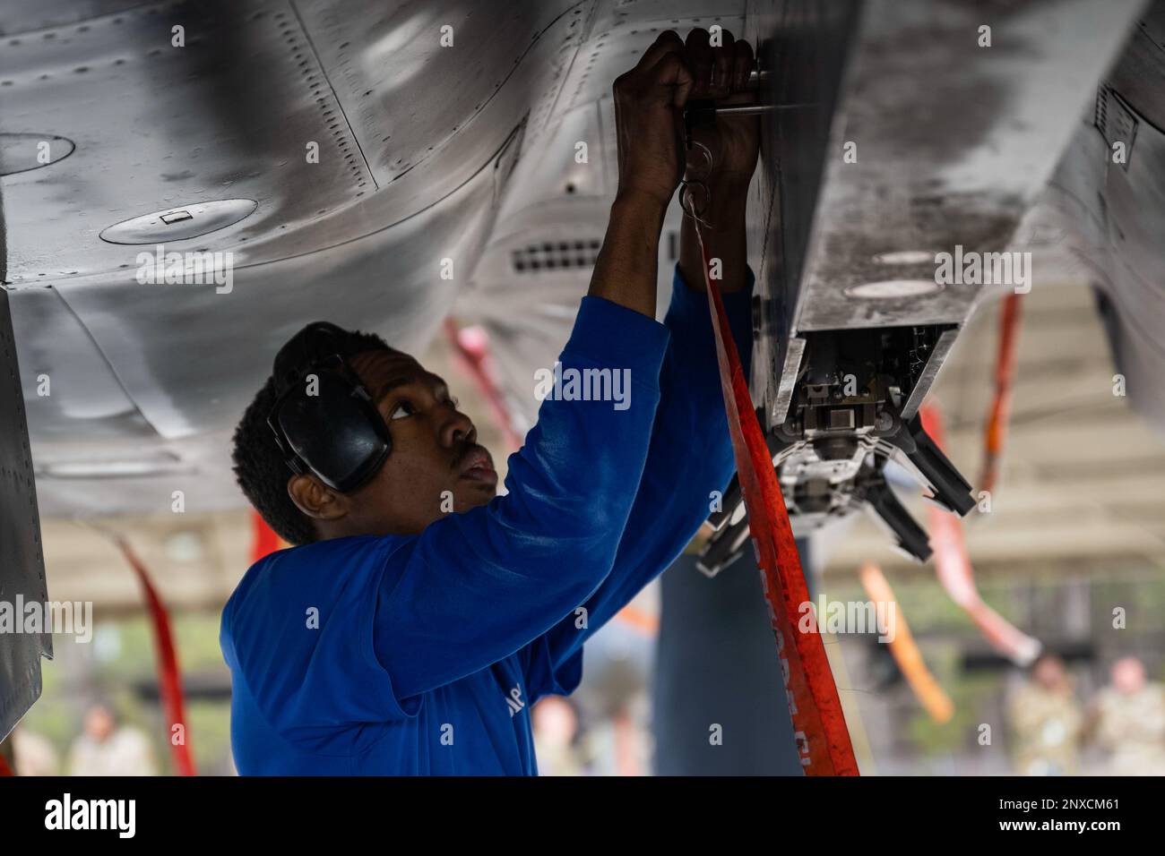 Ein Flugmann, der der 334. Kampfeinheit zugeteilt wurde, zieht eine Schraube an einem F-15E Strike Eagle während des 4. Quarter Weapons Load Crew Wettbewerbs am Seymour Johnson Air Force Base, North Carolina, 13. Januar 2023 an. Mitglieder der 4. Maintenance Group nahmen am Wettbewerb Teil, um beim Wettlauf gegen die Uhr einen ordnungsgemäßen Umgang mit Waffen zu gewährleisten. Stockfoto